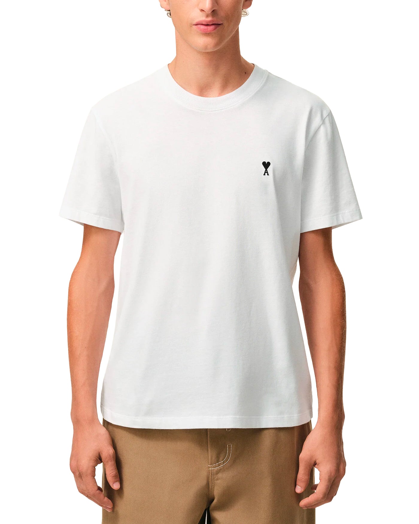 T-shirt Ami Paris Ami de Coeur blanc logo coeur noir face porté