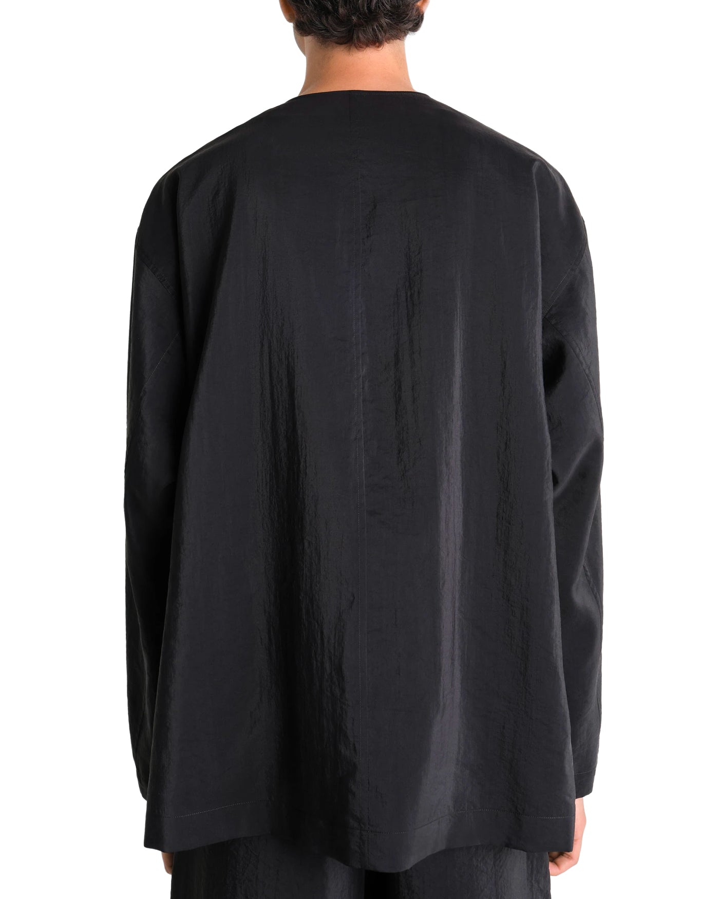 Chemise col rond Lemaire soie séchée noire portée manches longues dos