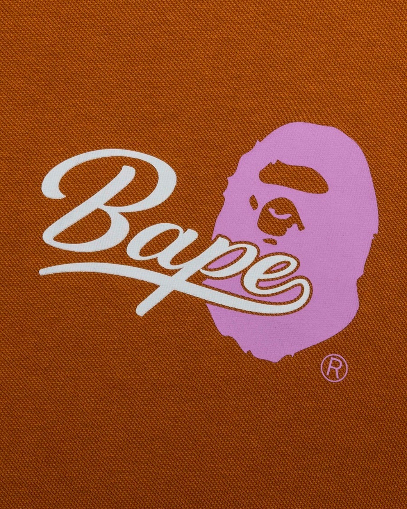 T-shirt Bape marron détail logo cursif Bape et tête de singe rose face
