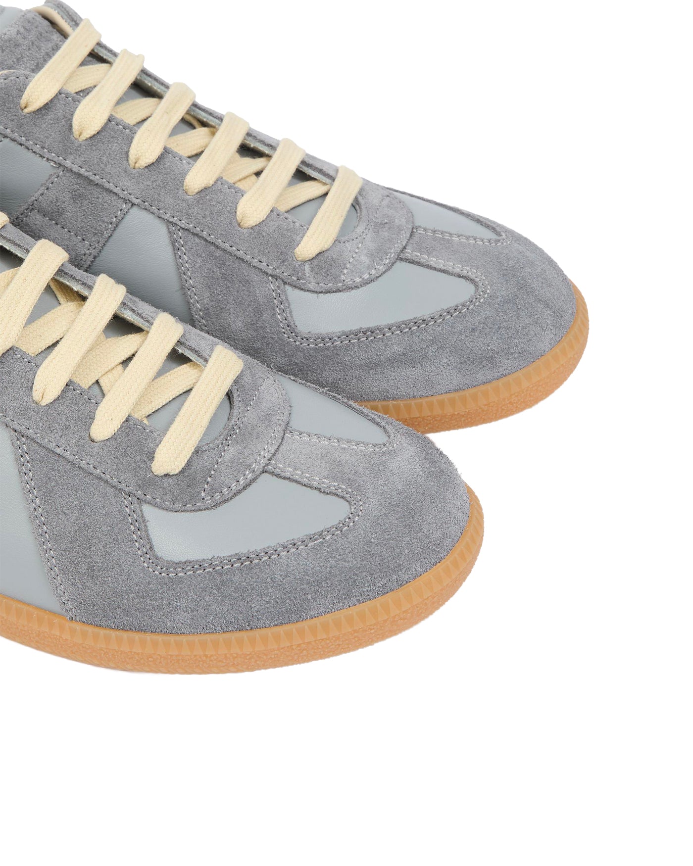 Sneakers Maison Margiela Replica gris détail bout semelle miel