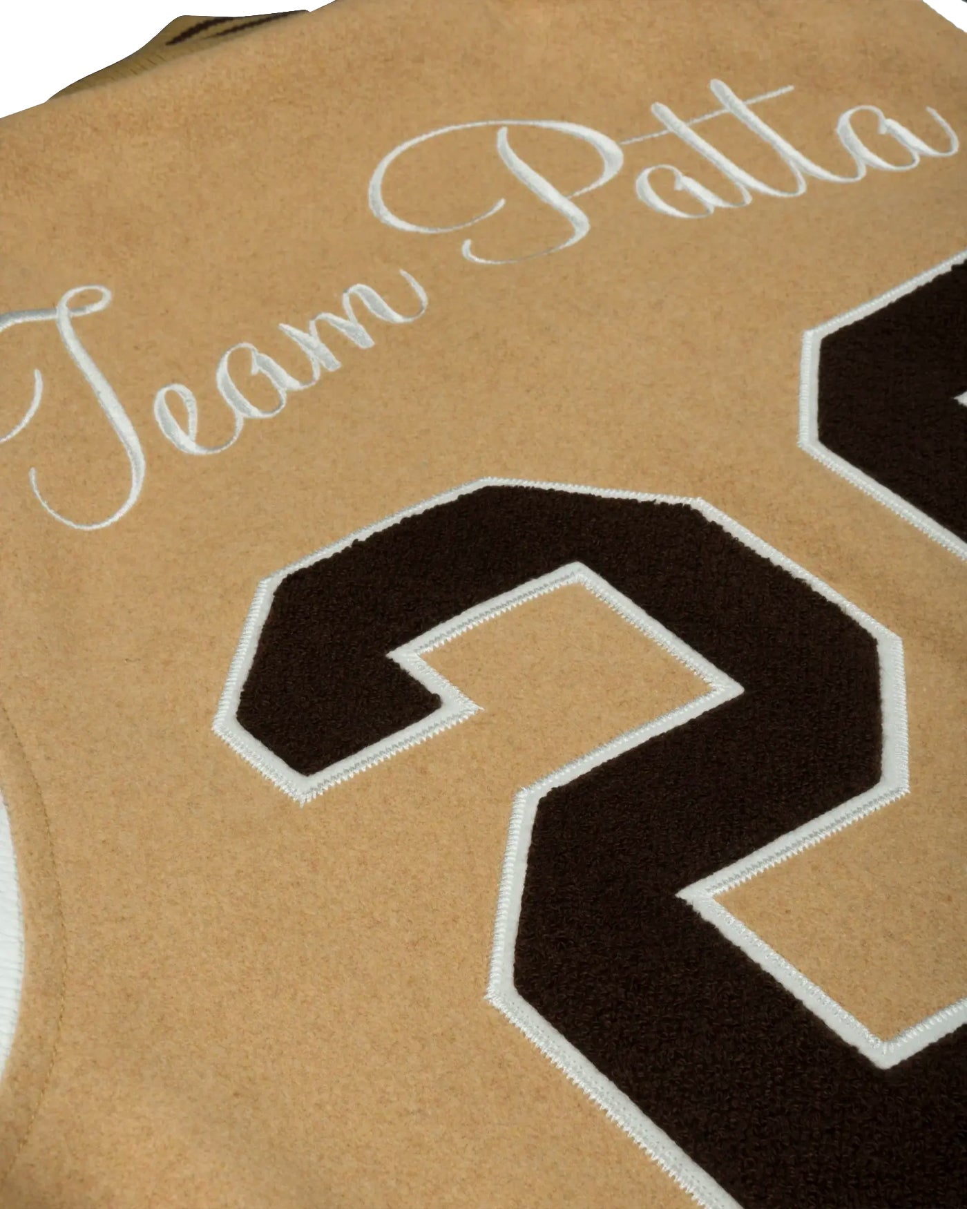 Veste varsity Patta Athletic camel détail broderie dos Team Patta numéro 26