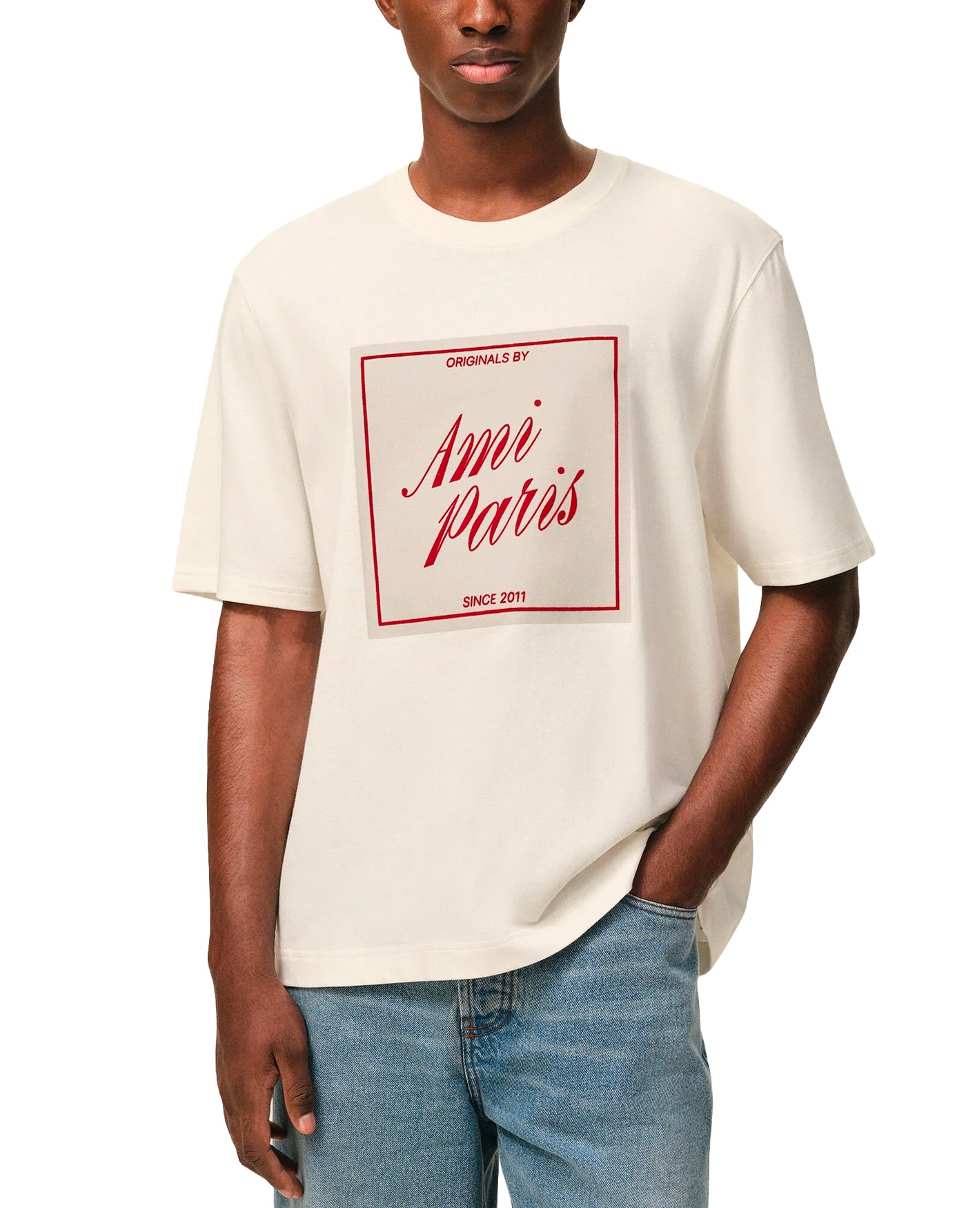 T-shirt Ami Paris crème graphic carré rouge Originals By Ami Paris porté face