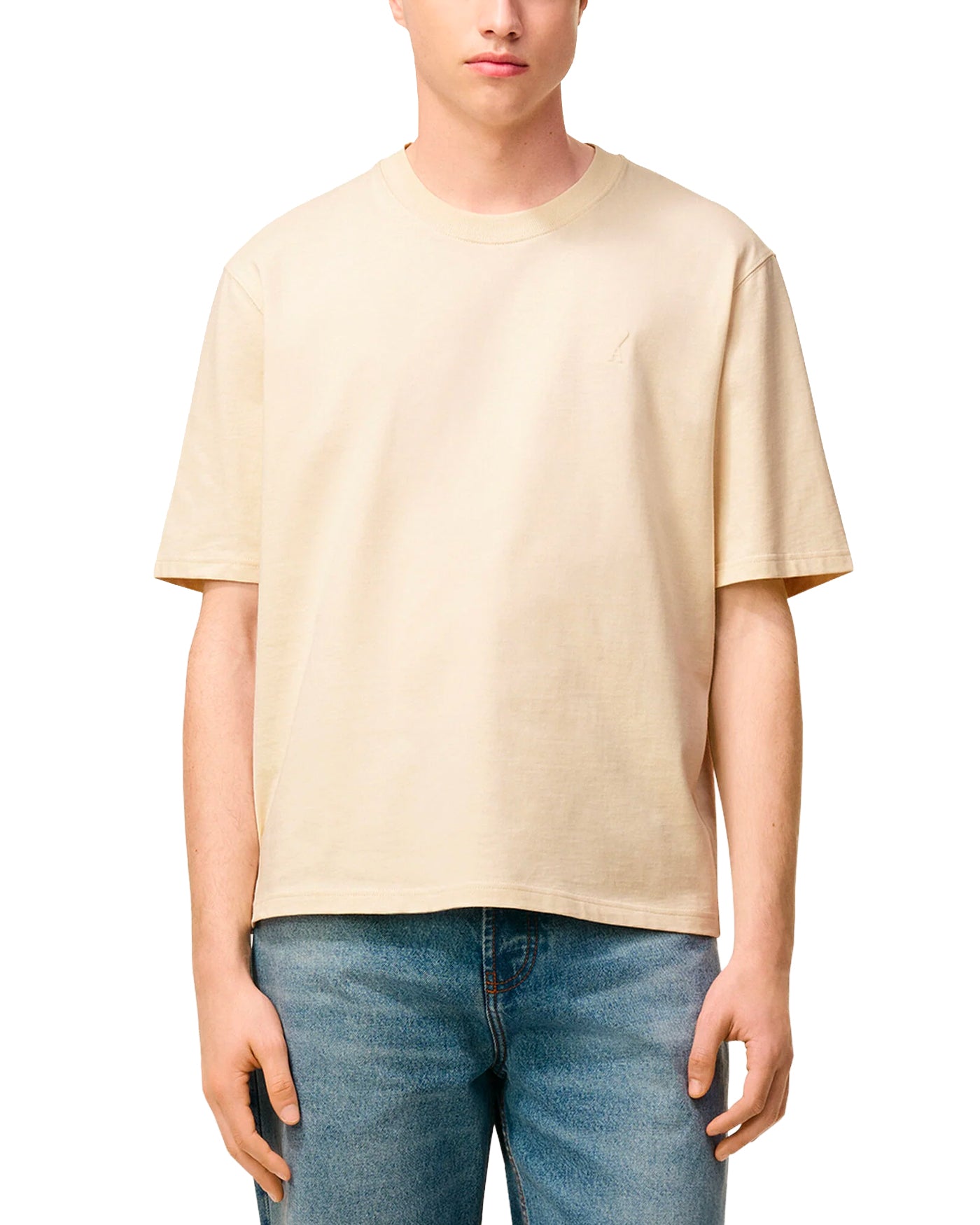 T-shirt Ami Paris blanc crème Ami de Coeur embossé porté par un homme, face