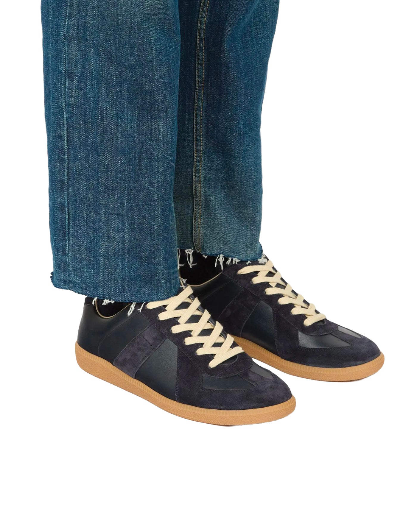 Sneakers Maison Margiela Replica bleu nuit portées avec jean face