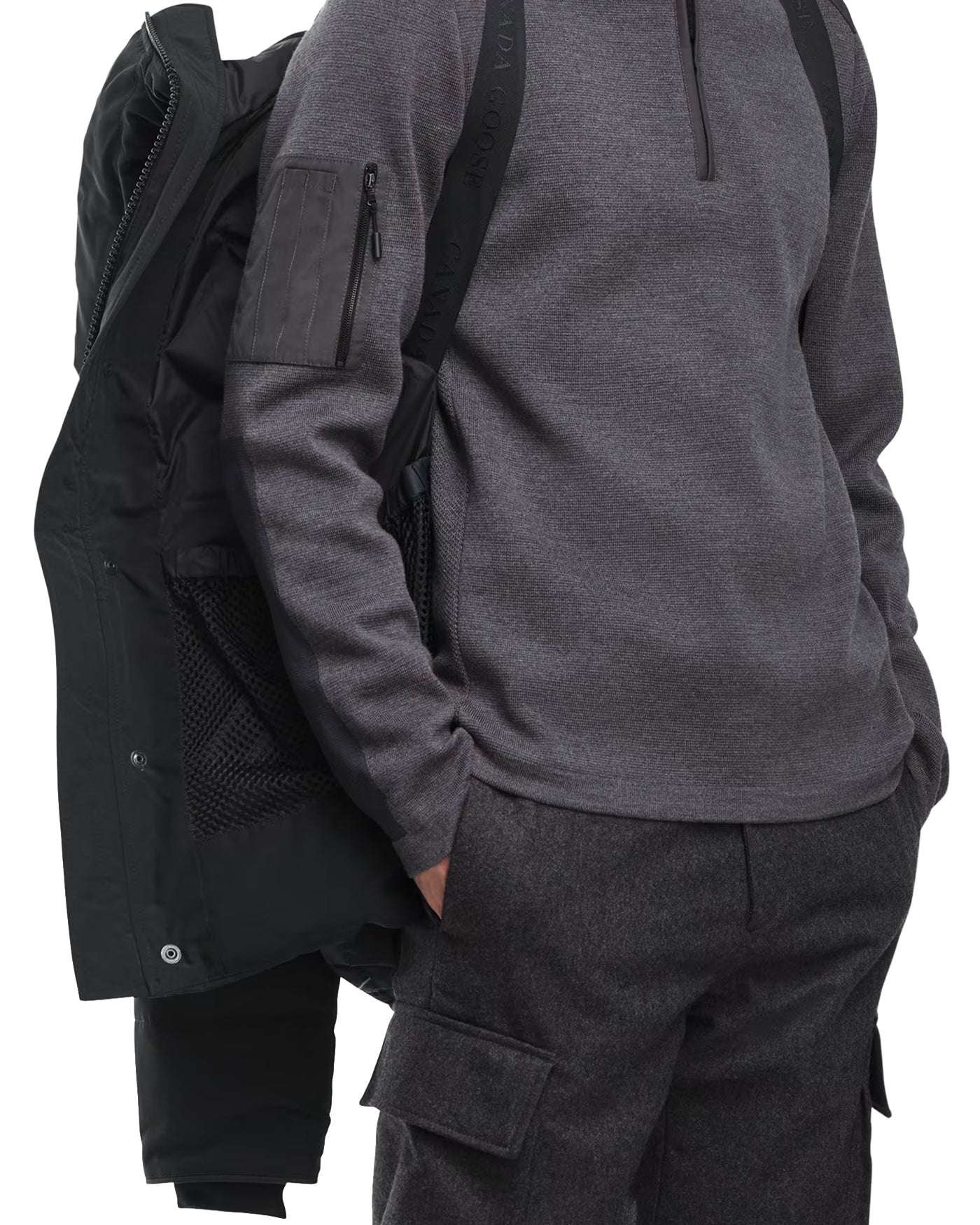 Parka Canada Goose Mac Millan noire tenue à la main détail poches