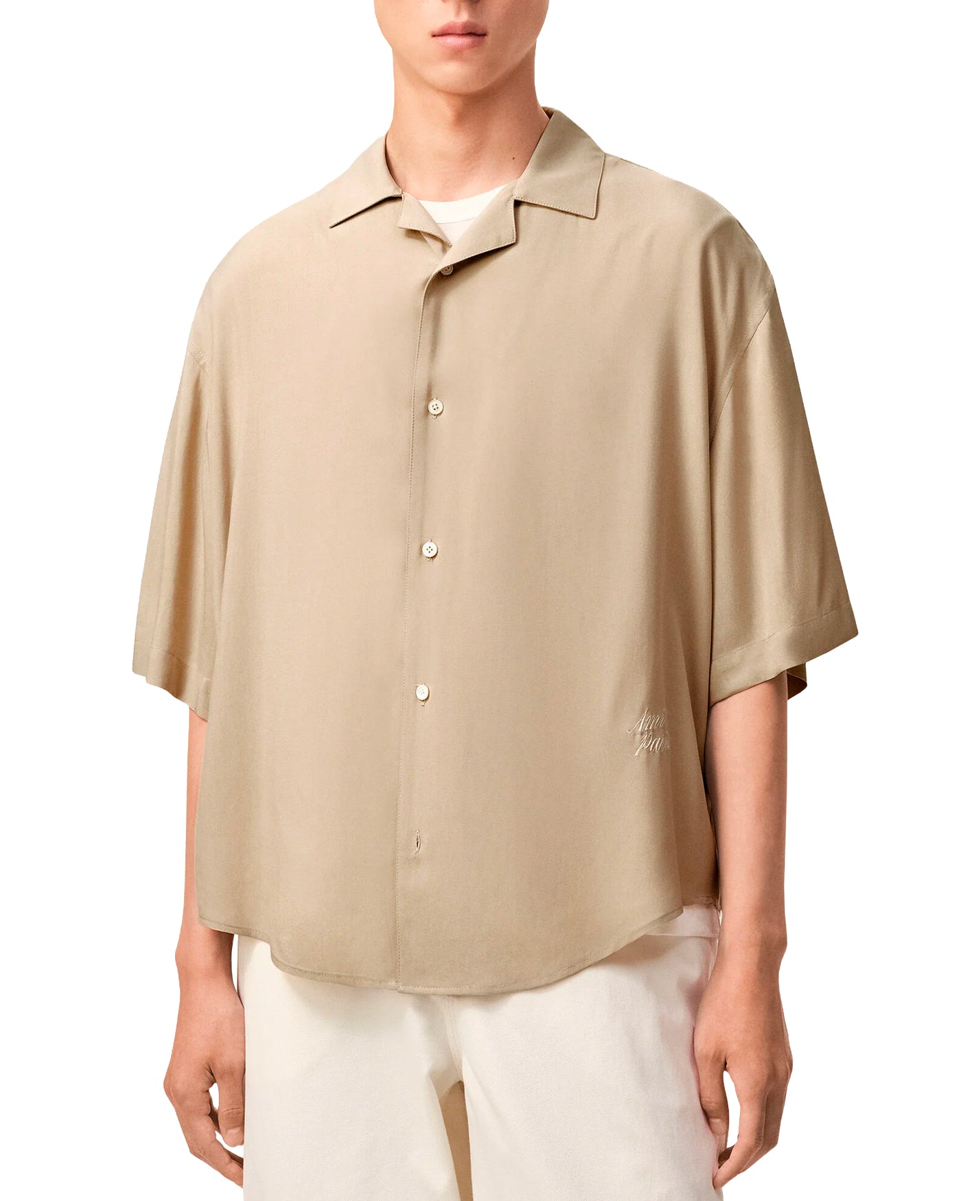 Chemise manches courtes boxy Ami Paris beige portée col ouvert vue de face