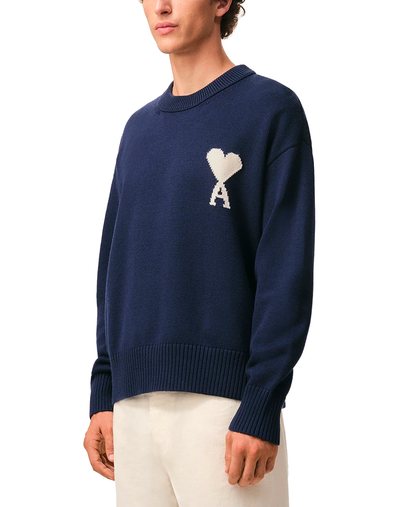 Pull col rond Ami Paris bleu marine logo Ami de Coeur écru profil droit