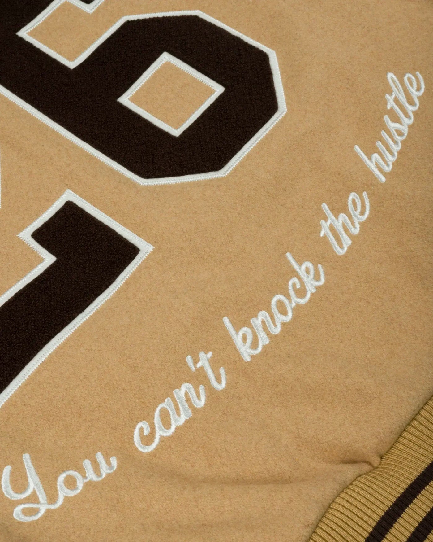Veste varsity Patta Athletic camel détail broderie inscription dos camel marron