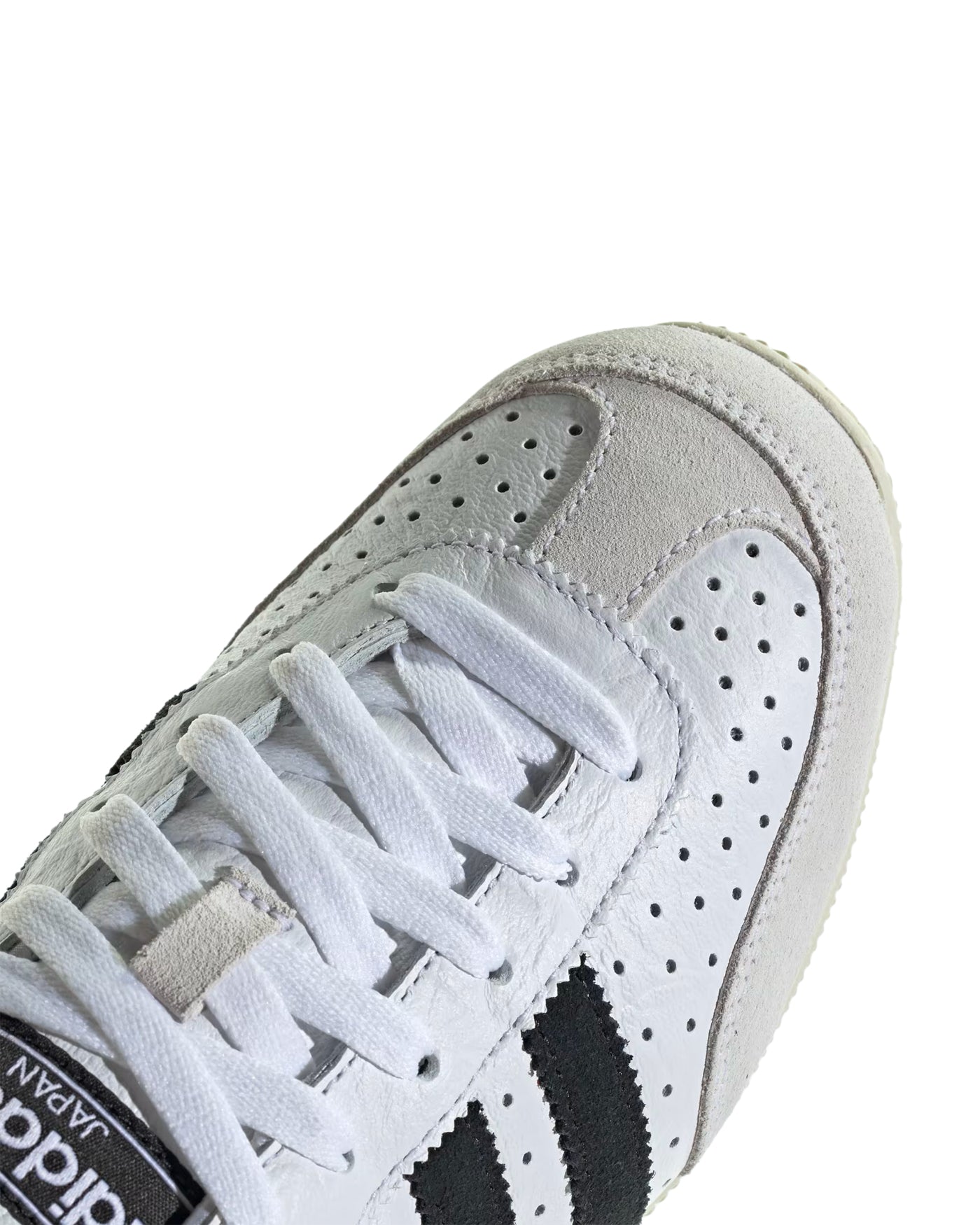 Sneakers Adidas Japan blanc et noir détail avant toe cap suède