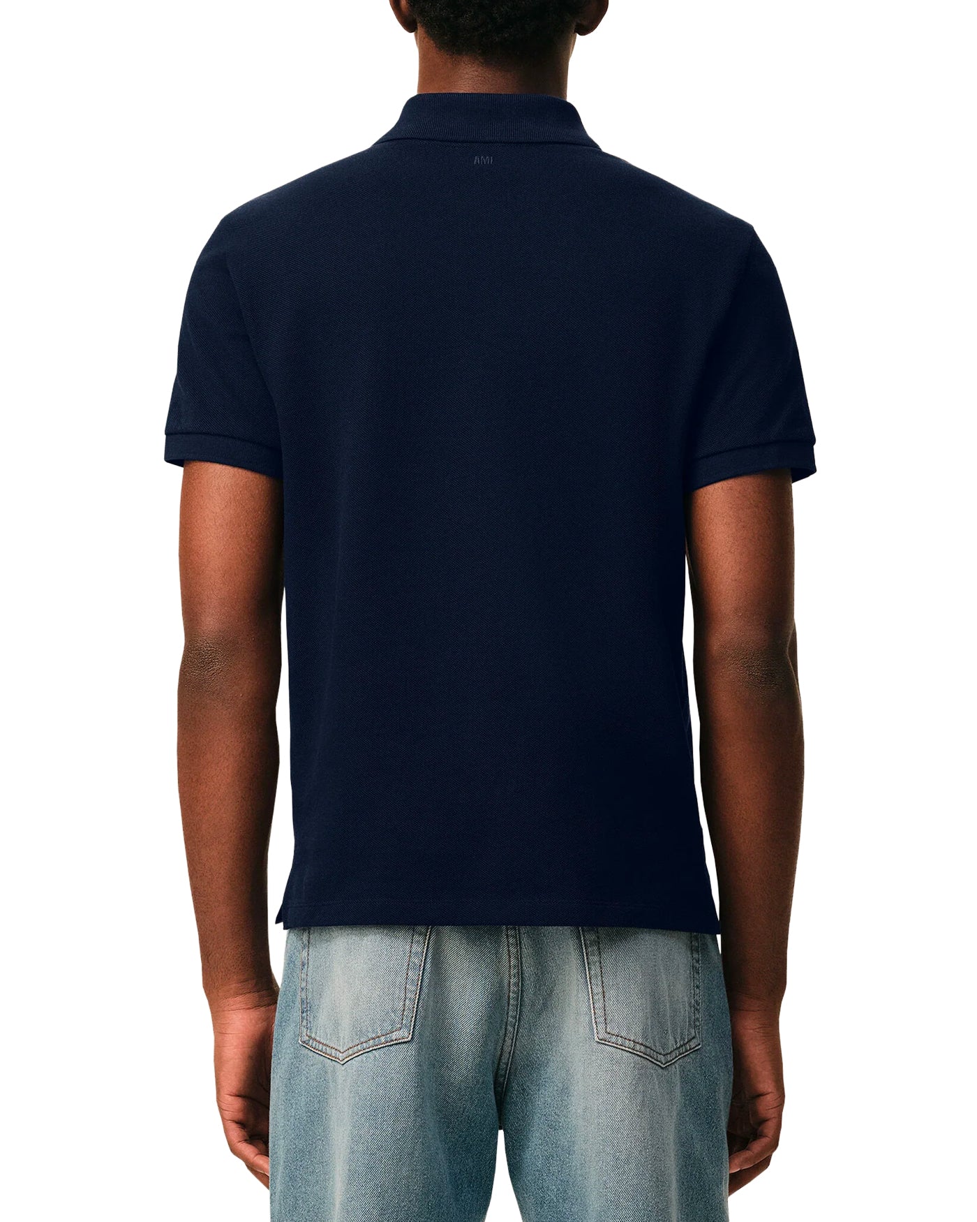 Polo AMI Paris bleu nuit avec broderie AMI au col, vue de dos