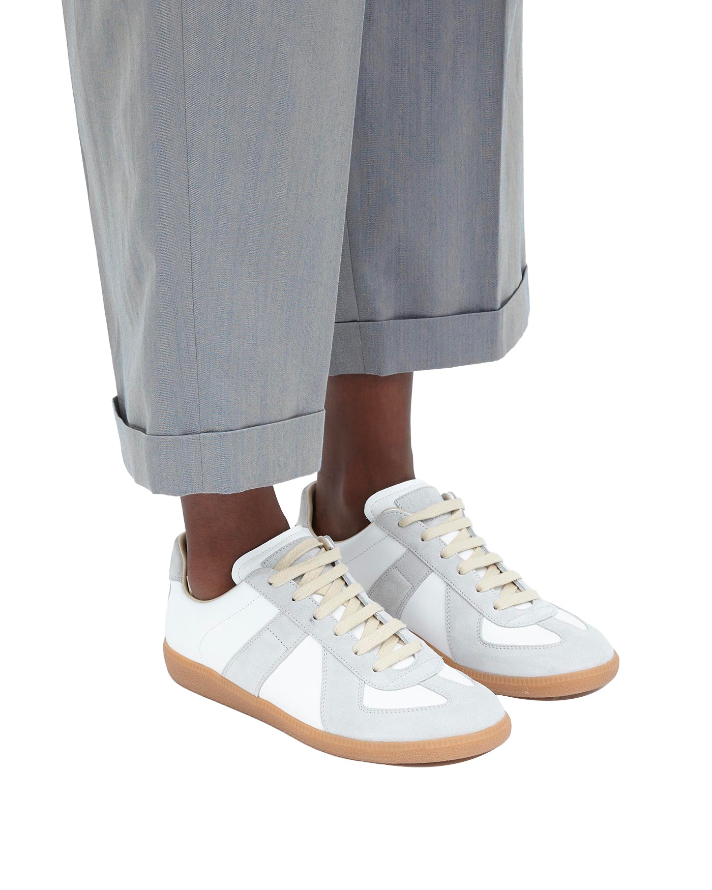 Sneakers Maison Margiela Replica off white portées avec pantalon vue face