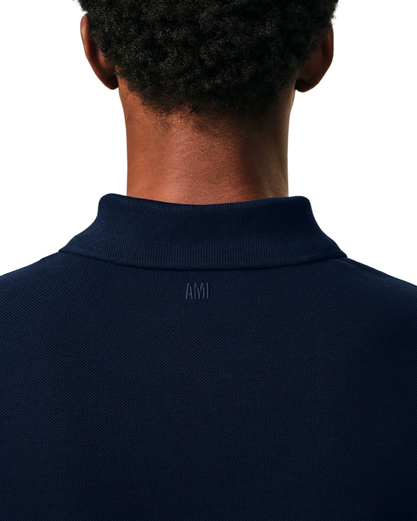 Polo AMI Paris bleu nuit, détail broderie AMI au col, vue de dos