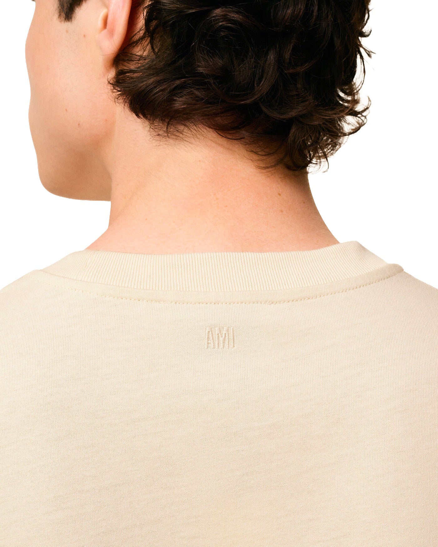 T-shirt Ami Paris blanc crème détail logo AMI embossé au col, dos