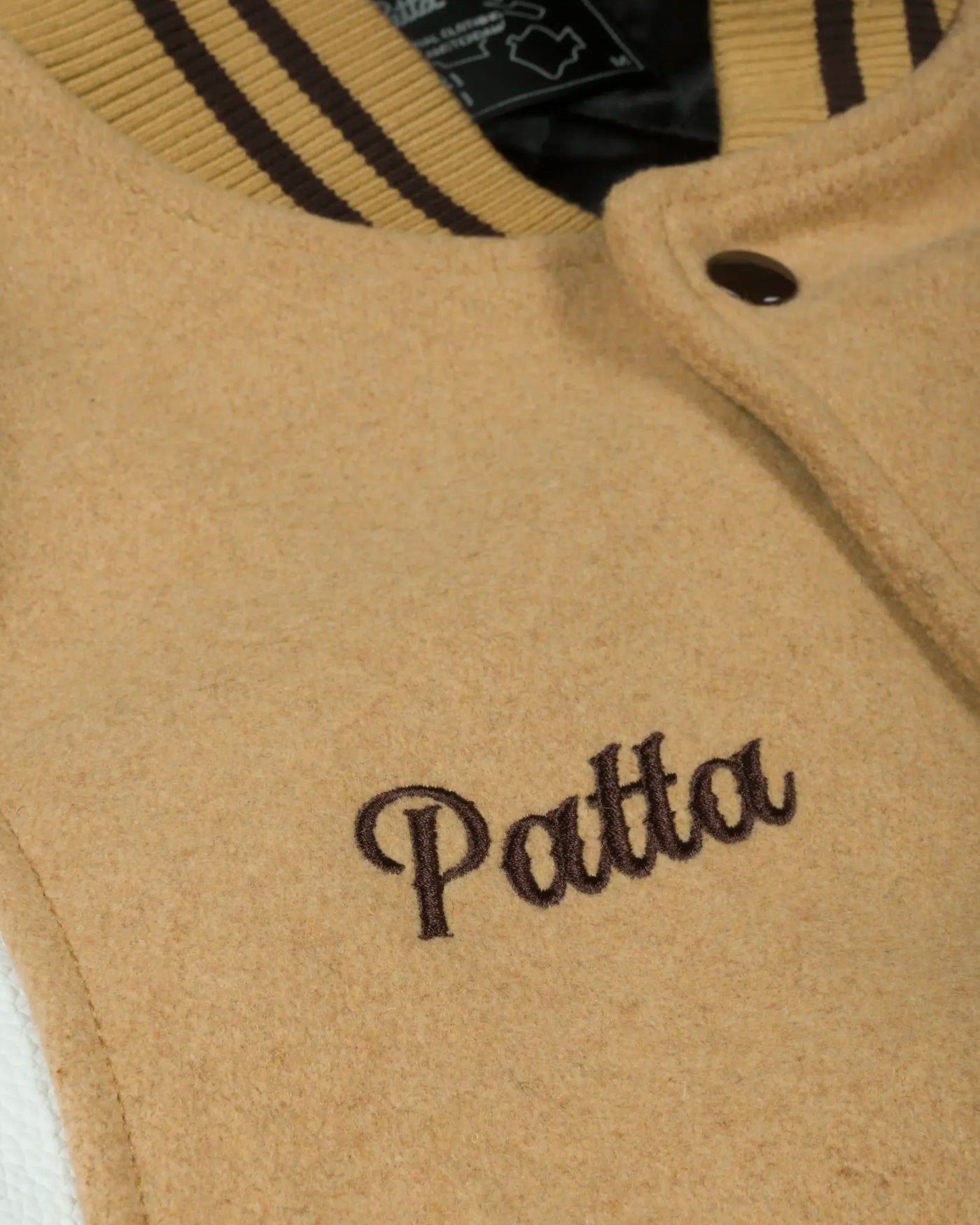 Veste varsity Patta Athletic camel détail logo brodé face col et poitrine