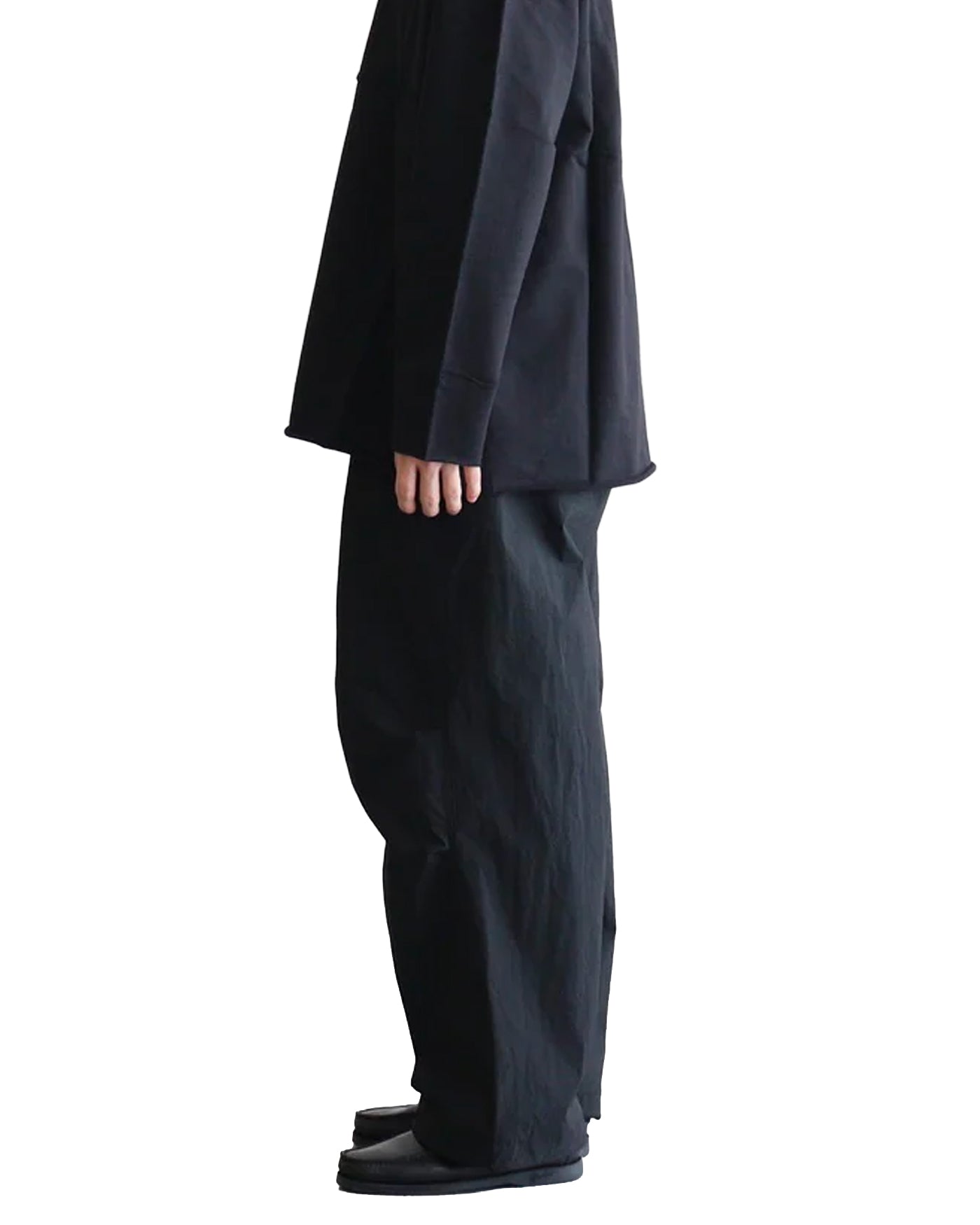 Pantalon Comme des Garçons Homme noir large porté profil gauche