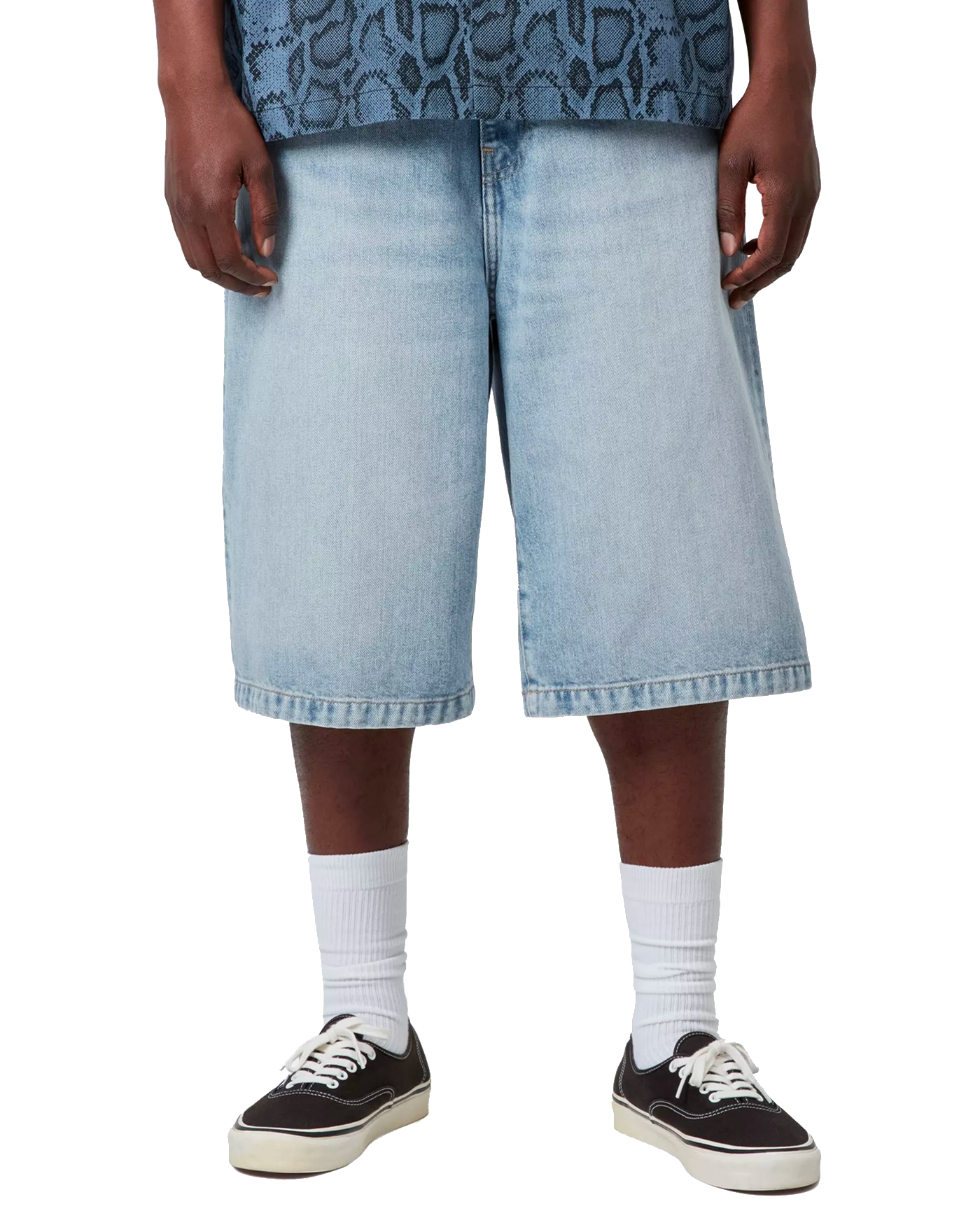 Short en denim Carhartt WIP Langdon bleu délavé porté homme face