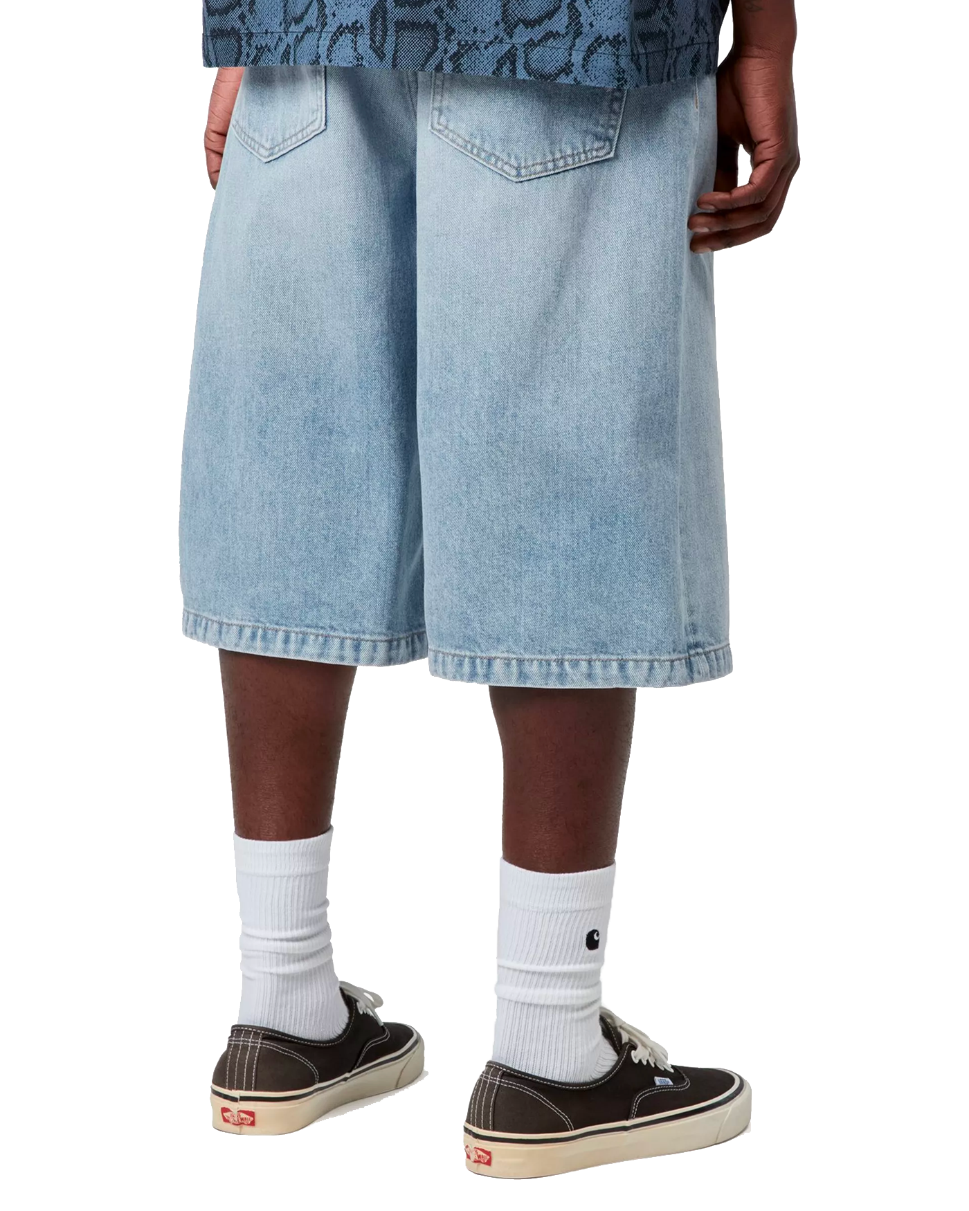 Short en denim Carhartt WIP Langdon bleu délavé porté homme dos