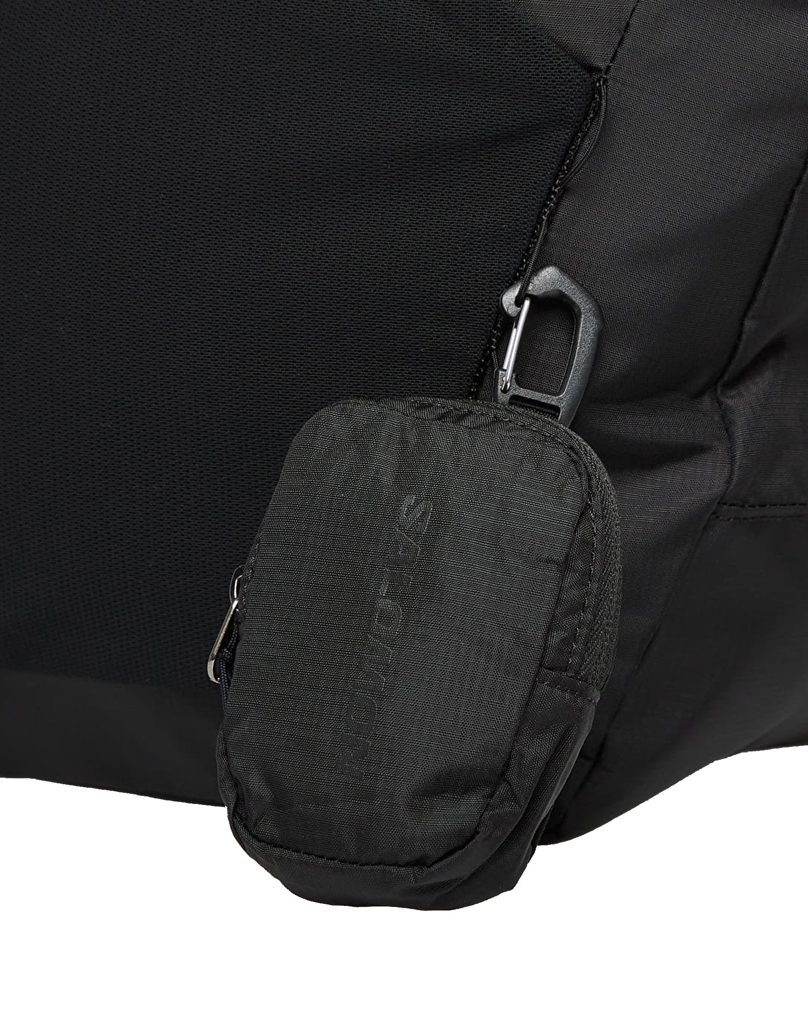 Gros plan pochette détachable Salomon ACS Shoulder noire avec mousqueton