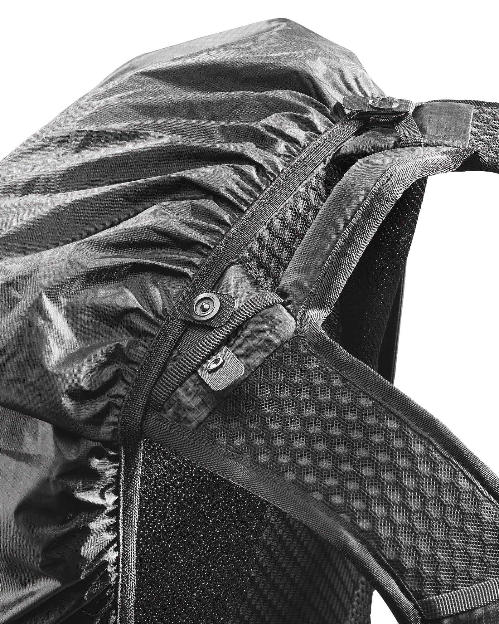 Sac à dos Salomon XT 25 noir détail housse de pluie et bretelles
