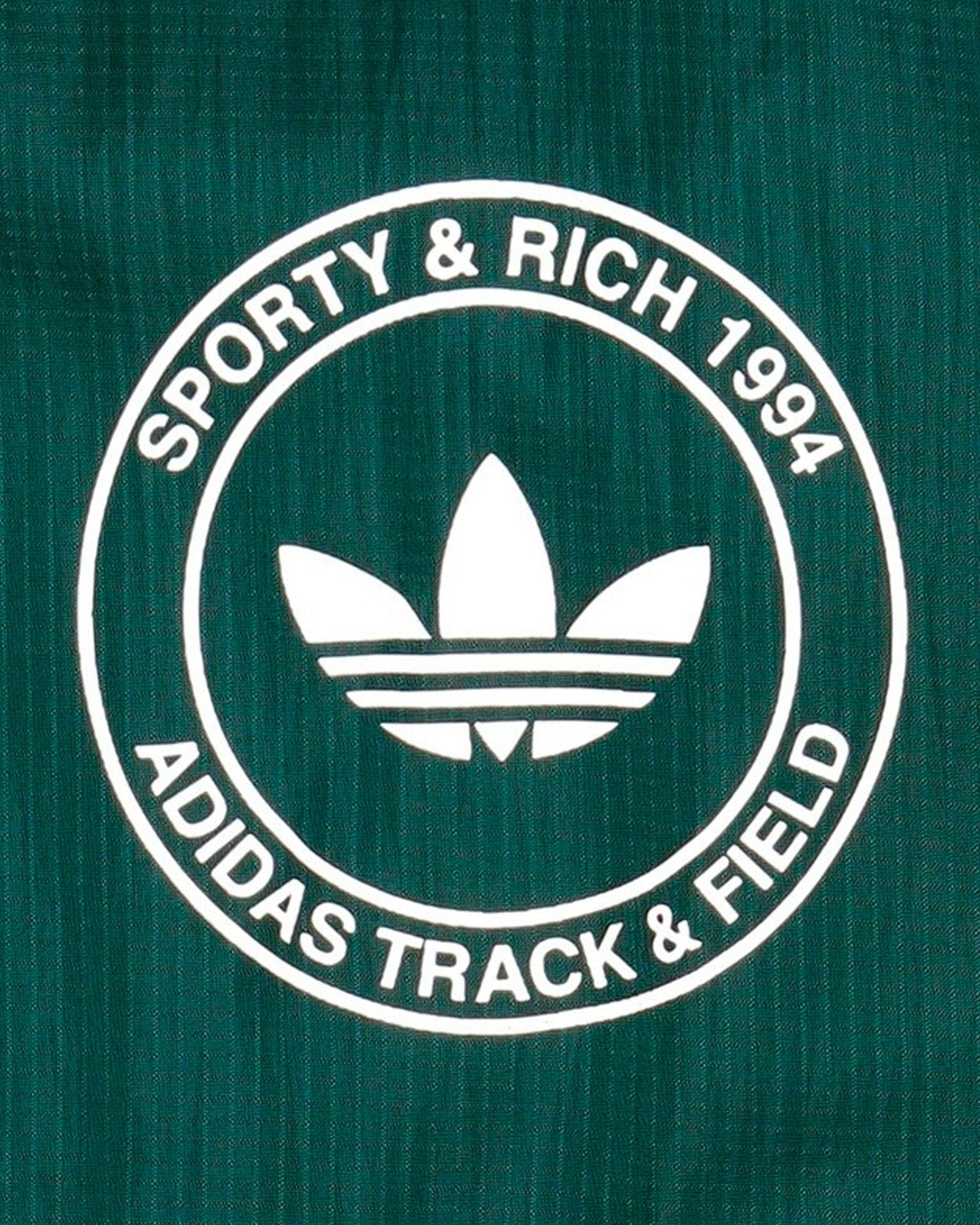 Détail patch logo Sporty and Rich 1994 Adidas vert pine sur veste