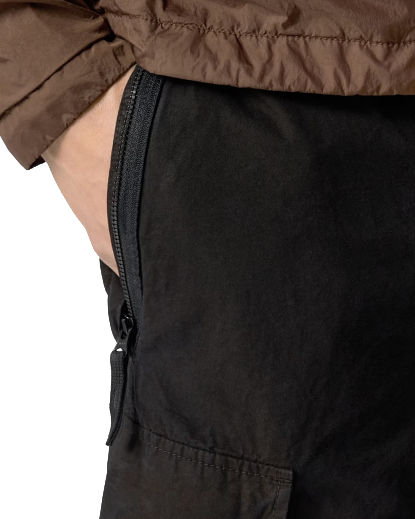 Bermuda cargo coton Stone Island noir détail poche zippée profil