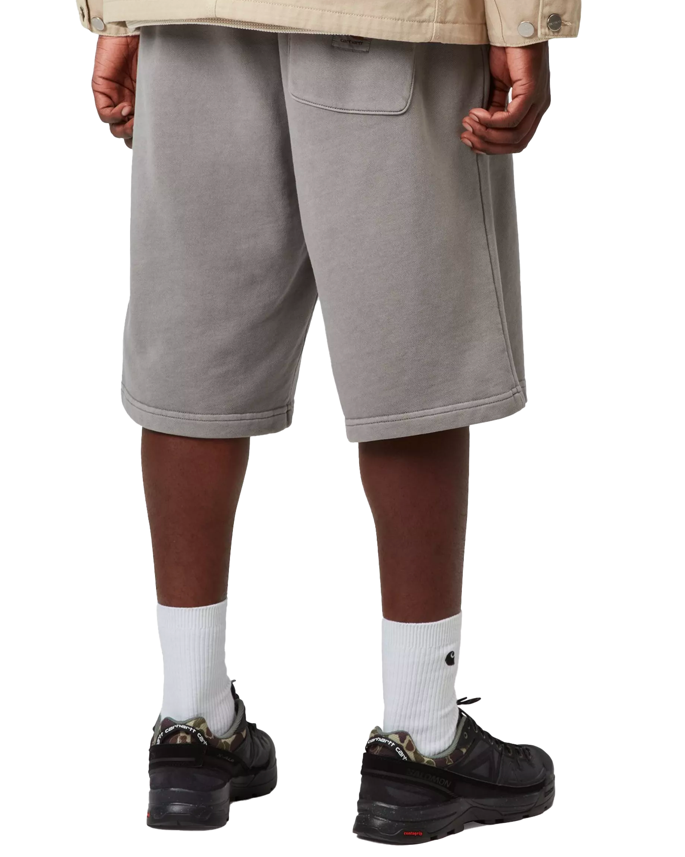 Short molleton Carhartt WIP Nelson Yosemite gris délavé porté de dos