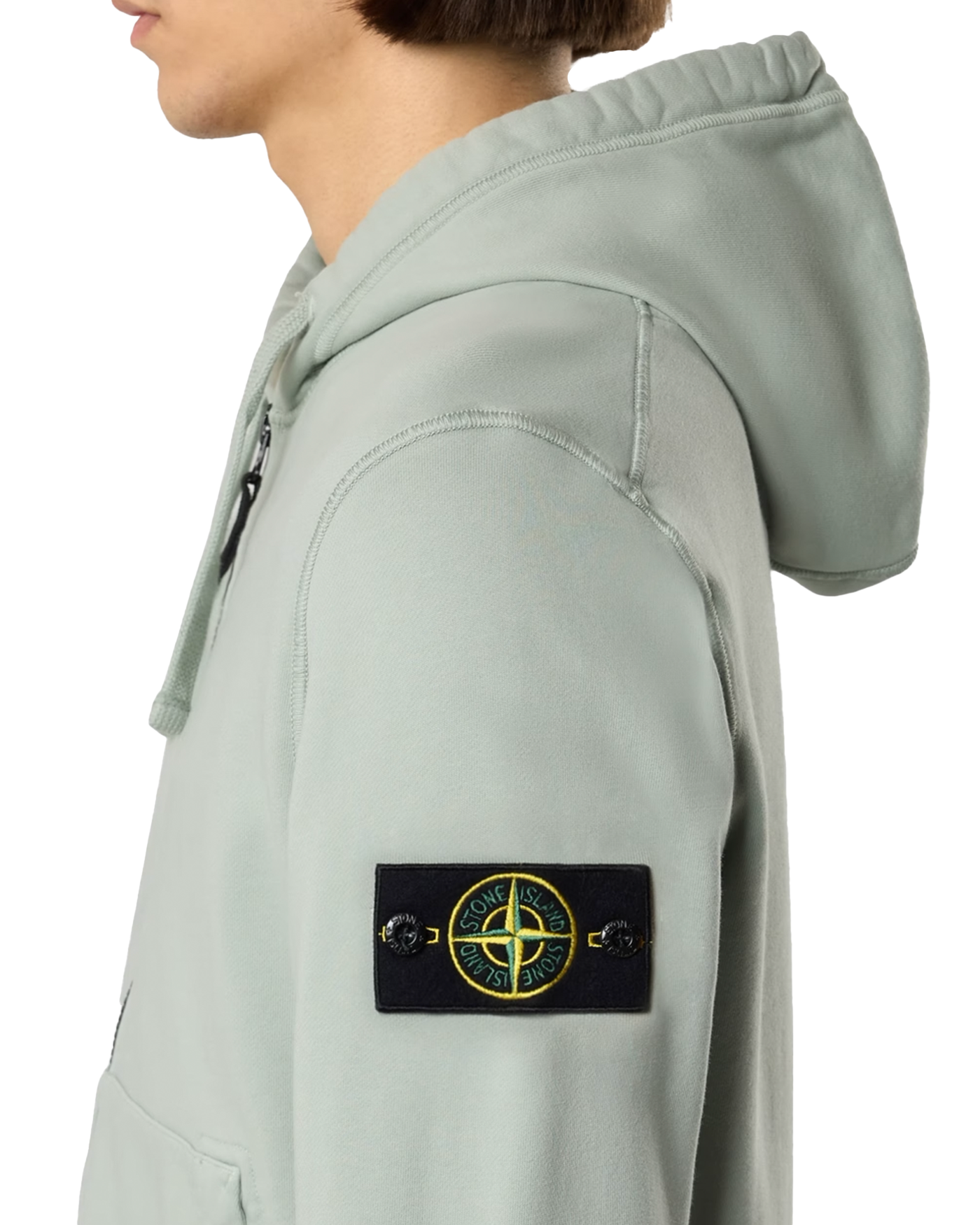 Hoodie Stone Island vert sauge détail badge boussole profil gauche