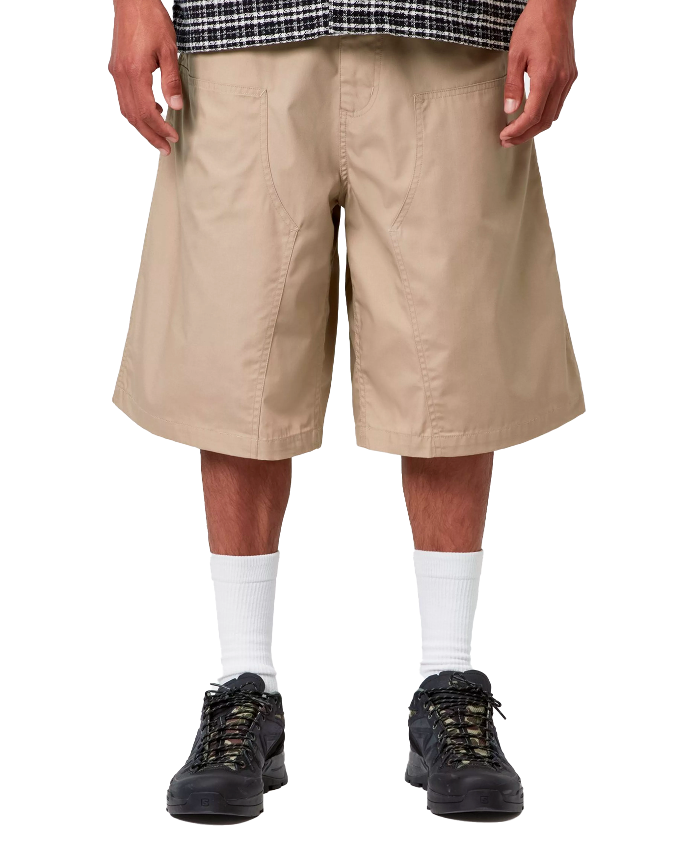 Short homme Postal Carhartt WIP coloris beige sable porté face