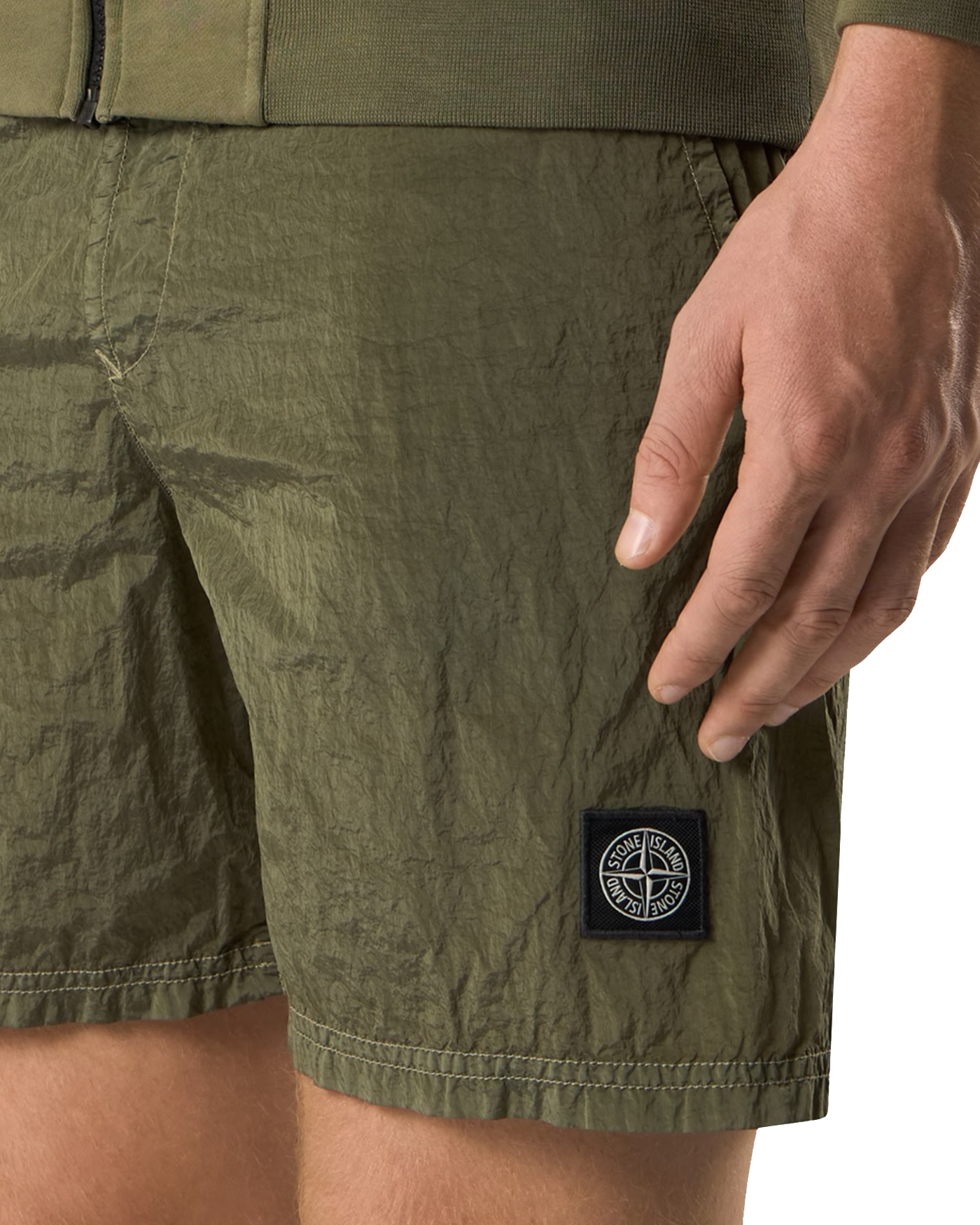 Short Stone Island kaki nylon patch boussole porté profil droit